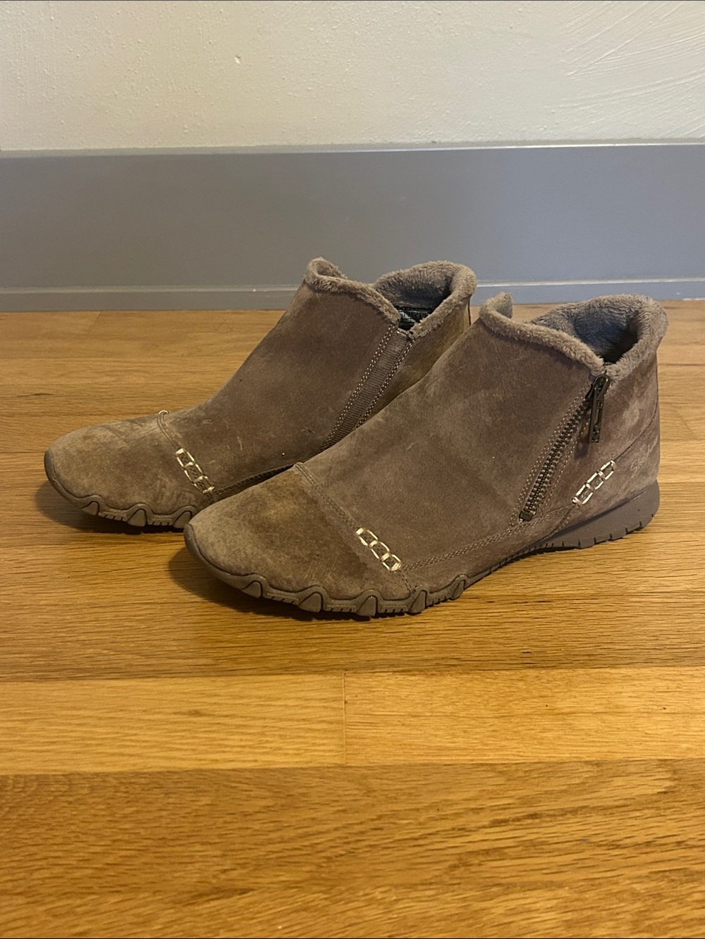 Skechers Women's Brown Suede Ankle Bootie with Shearling Lining 8.5